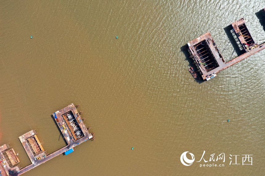 航拍九龙湖过江大桥，该桥是南昌第七座跨赣江通道。 人民网 时雨摄