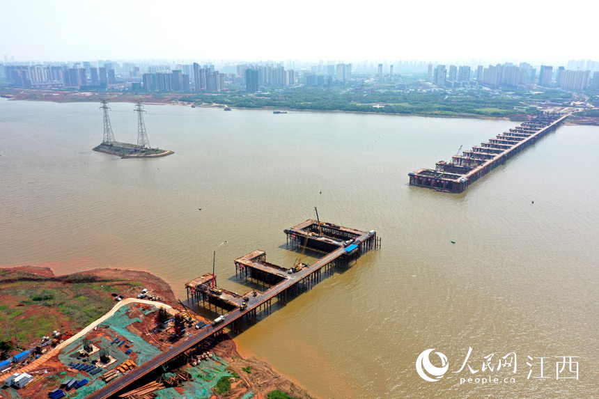 航拍九龙湖过江大桥，该桥是南昌第七座跨赣江通道。 人民网 时雨摄