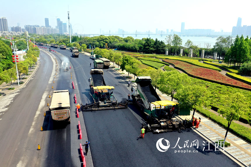 江西南昌赣江南大道提升改造工程施工现场。 人民网 时雨摄