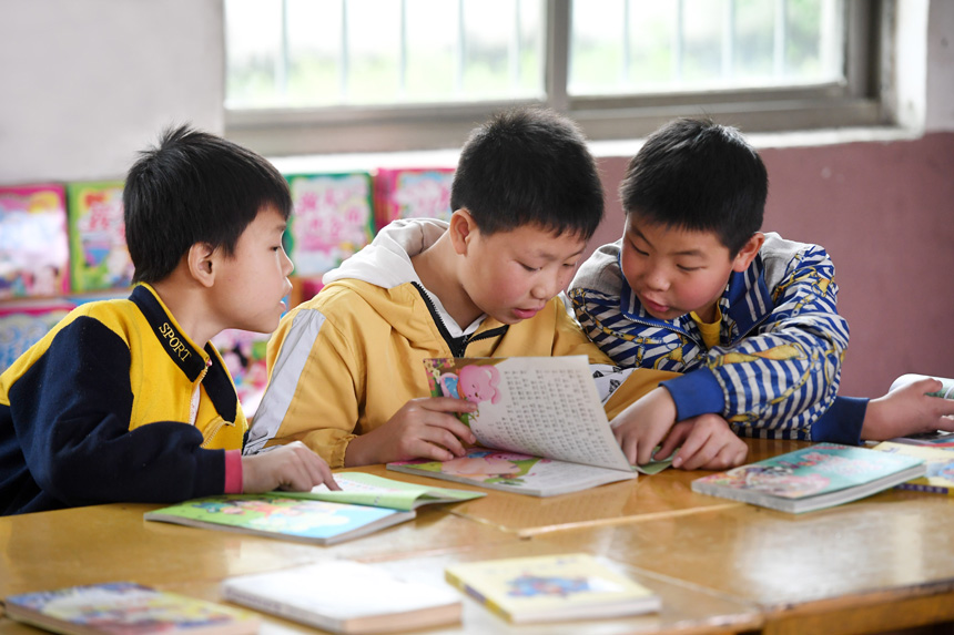 學生在新圖書室裡閱讀書籍。周亮攝