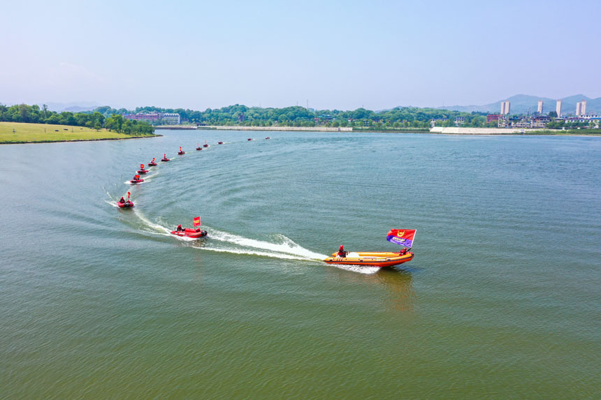 江西萍鄉萍水湖湖面上，消防救援人員就是舟艇開展抗洪搶險實戰拉動演練。 李科 攝