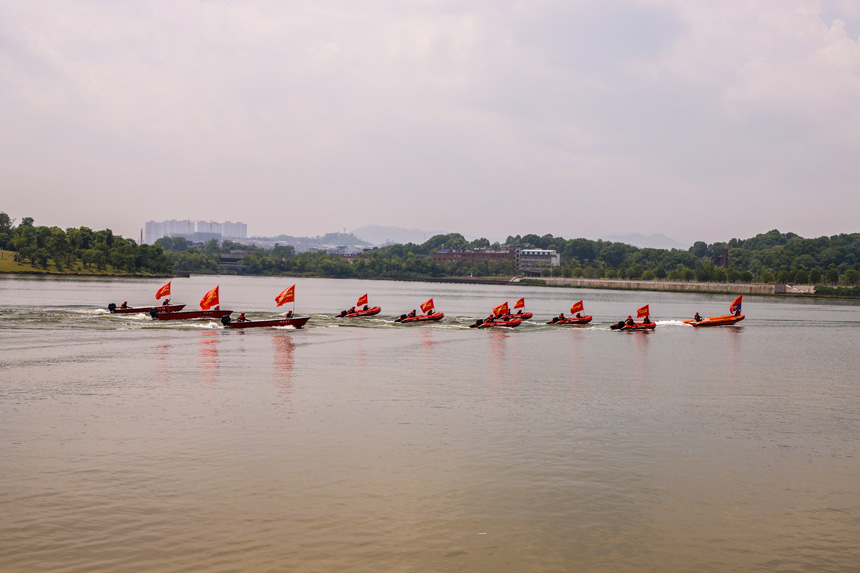 江西萍鄉萍水湖湖面上，消防救援人員就是舟艇開展抗洪搶險實戰拉動演練。 李科 攝