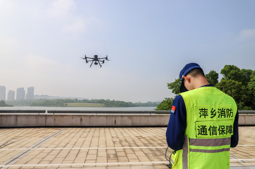 無人機起飛，在空中盤旋搜尋目標。李科 攝