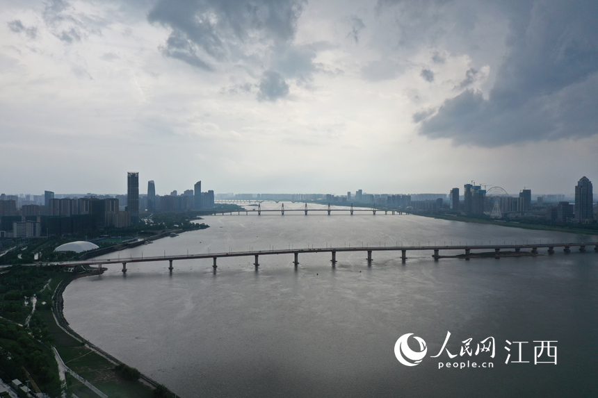 25日下午，對流性降水侵襲南昌。 人民網 時雨攝