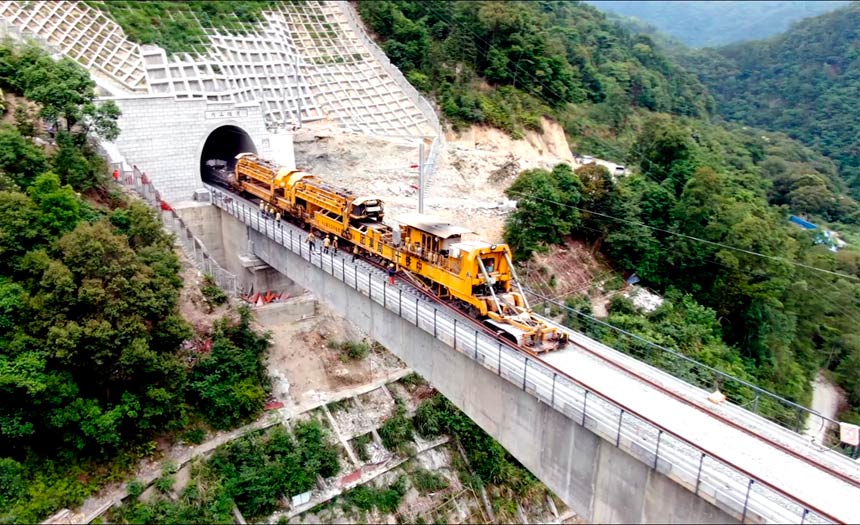鐵路工人正在興泉鐵路鋪設最后一組500米長的鋼軌，這標志著興泉鐵路全線鋪軌貫通。楊存興攝