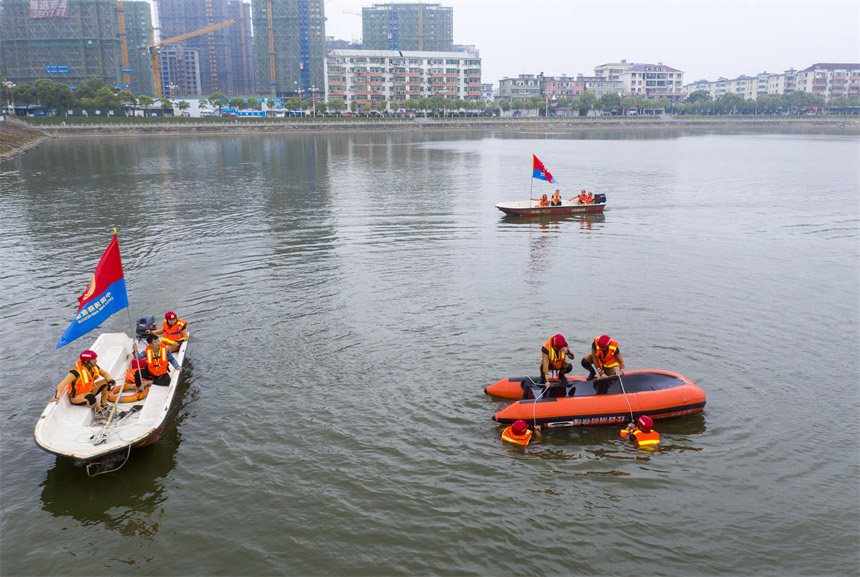 消防救援人員在水上進行救援演練。 傅建斌攝