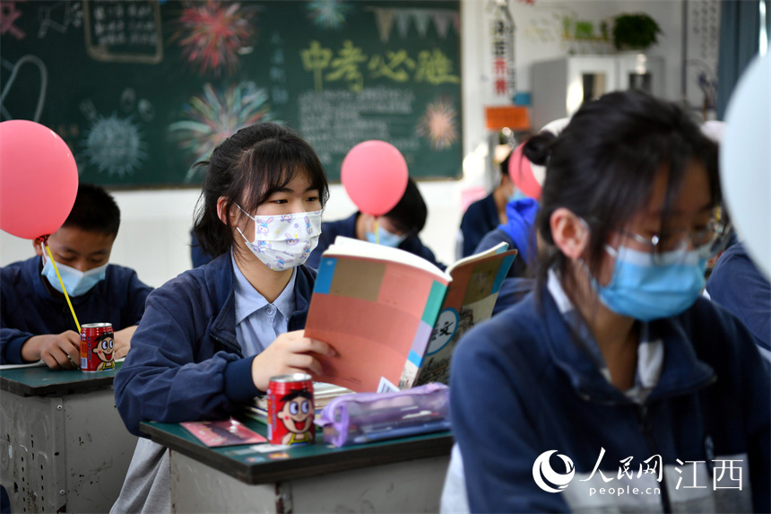 初三的學生們正在讀書，校園裡響起朗朗讀書聲。 人民網 時雨攝