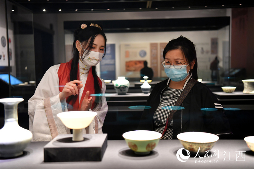 在江西省博物館內，身穿漢服的講解員正在講解出土的瓷器。 人民網 時雨攝