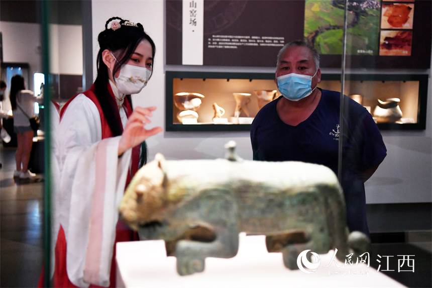 在江西省博物館內，身穿漢服的講解員正在講解文物。 人民網 時雨攝