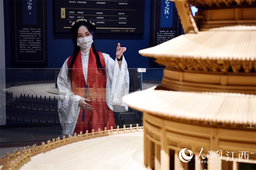 在江西省博物館內，身穿漢服的講解員正在講解文物。 人民網 時雨攝