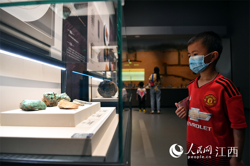 在江西省博物館內，參觀者正在仔細查看展櫃裡的文物。 人民網 時雨攝