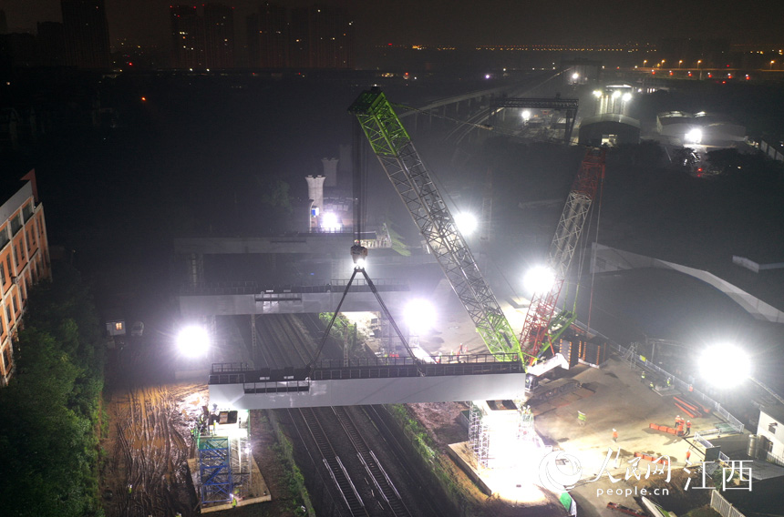 超百噸鋼橫梁正在進行吊裝。 人民網 時雨攝