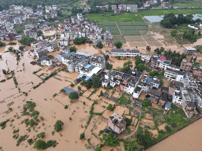 江西省赣州市赣县区韩坊镇遭遇暴雨，村庄和农田被淹。 黄维婕摄