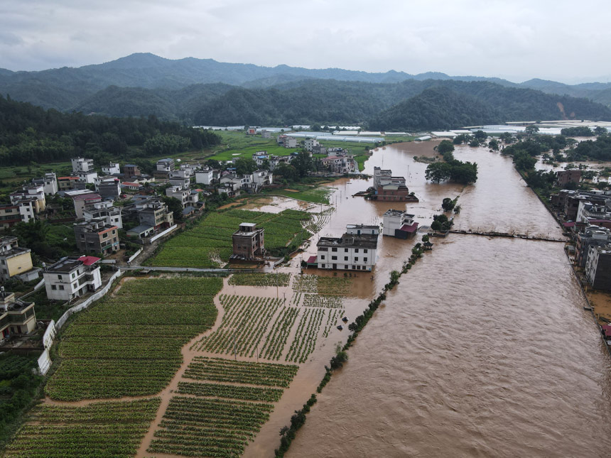 江西省赣州市赣县区韩坊镇遭遇暴雨，村庄和农田被淹。 黄维婕摄