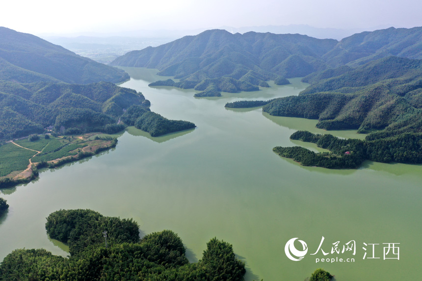 航拍镜头下江西芦溪县山口岩水库的一湖清水。 人民网 时雨摄
