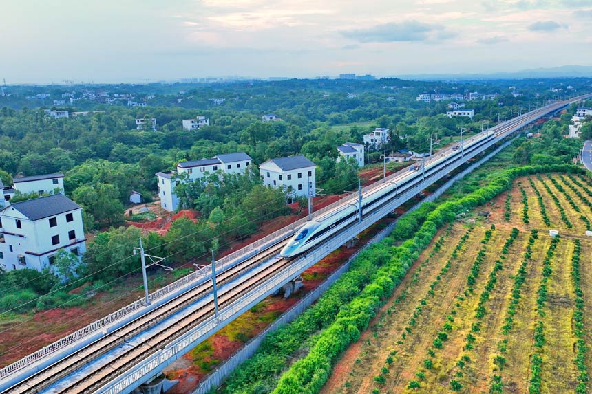 2022年6月16日，一列復興號列車行駛在贛深高鐵江西省贛州市贛州蓉江新區江壩村段。朱海鵬攝