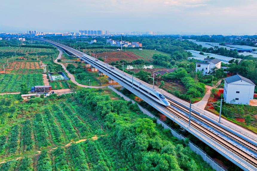 2022年6月16日，一列复兴号列车行驶在赣深高铁江西省赣州市赣州蓉江新区江坝村段。朱海鹏摄