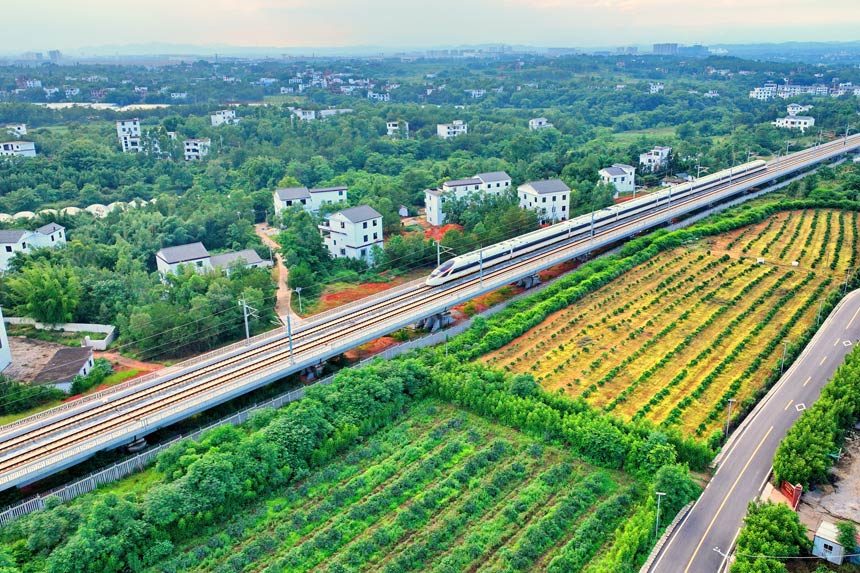 2022年6月16日，一列復興號列車行駛在贛深高鐵江西省贛州市贛州蓉江新區江壩村段。朱海鵬攝