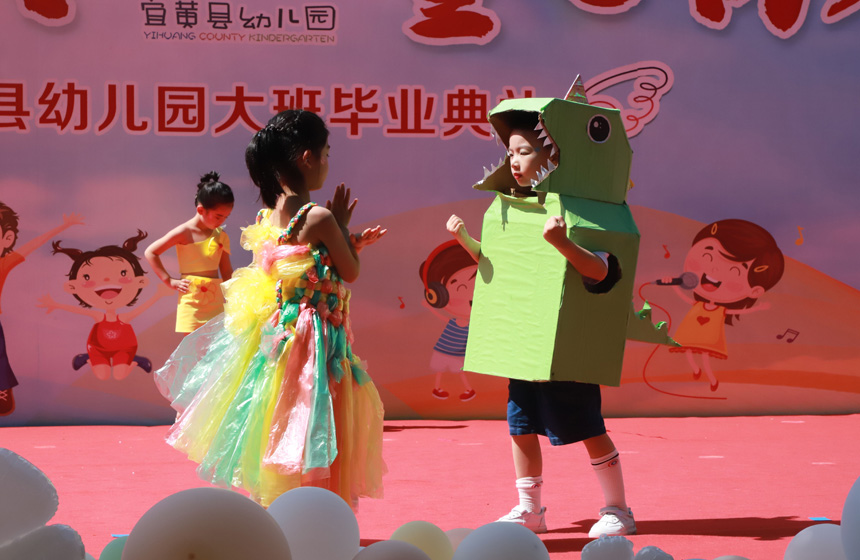 變廢為寶萌娃上演“環保時裝秀”。羅朝攝