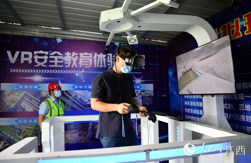 安全監督員戴上VR設備體驗高處墜落的場景。 人民網 時雨攝