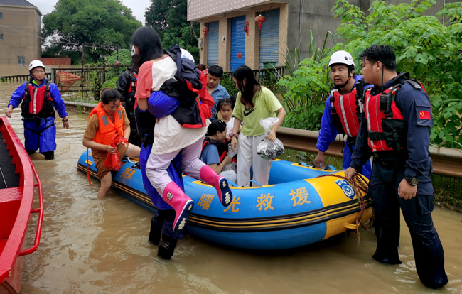 救援人员紧急转移受灾村民。张柳摄
