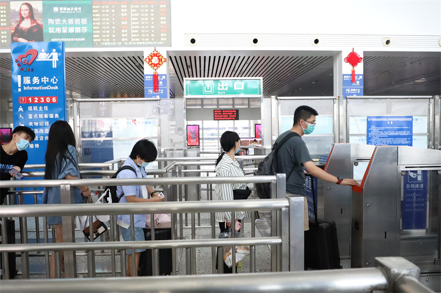 上饒火車站旅客有序通過驗証閘機。丁波攝