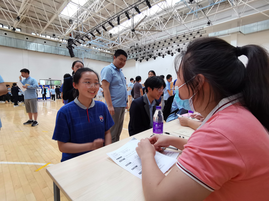 學生正在體驗面試。廖祥雲攝