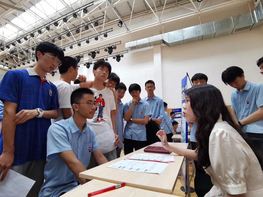 學生正在體驗面試。廖祥雲攝