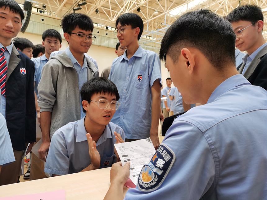 學生正在體驗面試。廖祥雲攝