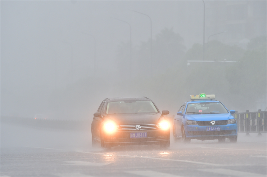 29日上午，南昌突降暴雨。喻雲亮攝