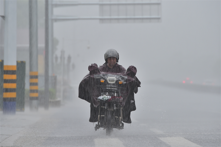 29日上午，南昌突降暴雨。喻雲亮攝