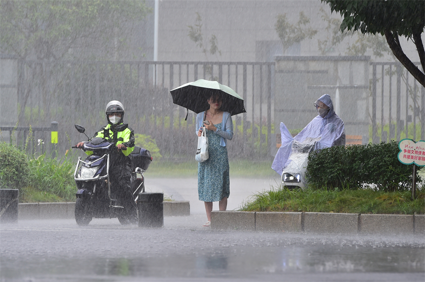 29日上午，南昌突降暴雨。喻雲亮攝