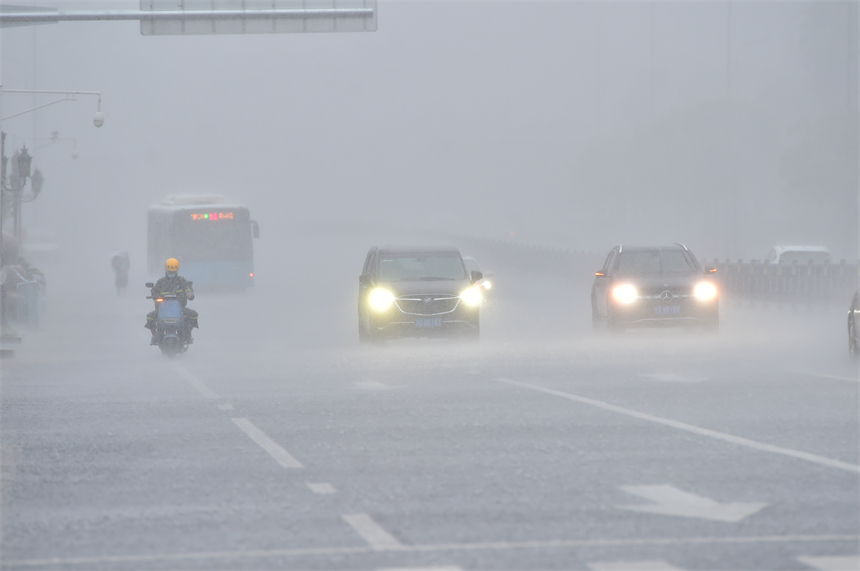 29日上午，南昌突降暴雨。喻雲亮攝