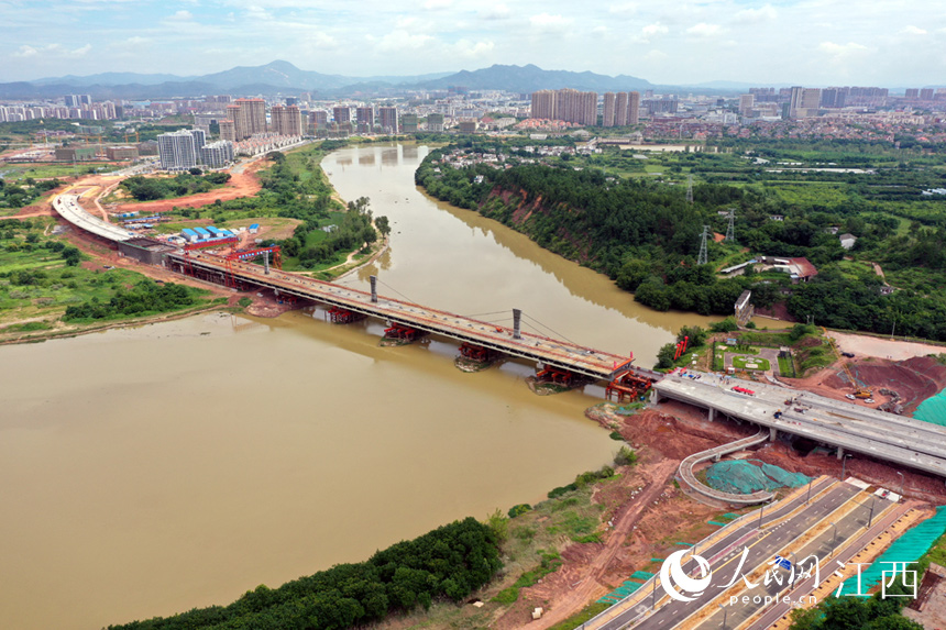 贛州市蟠龍大橋主橋順利合龍，該橋是贛州首座雙層景觀大橋。 人民網 時雨攝