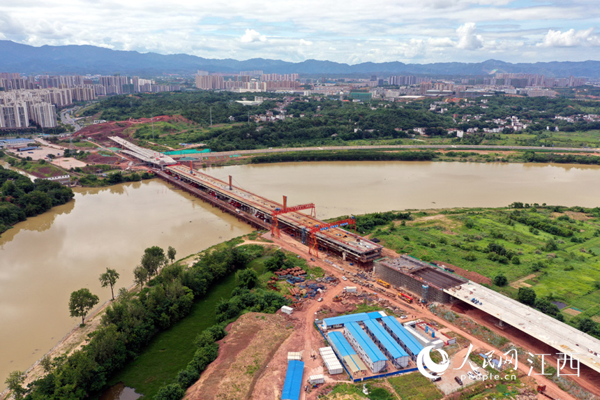 贛州市蟠龍大橋主橋順利合龍，該橋是贛州首座雙層景觀大橋。 人民網 時雨攝