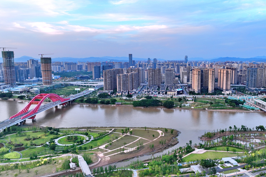航拍鏡頭下的江西省贛州市中心城區。朱海鵬攝