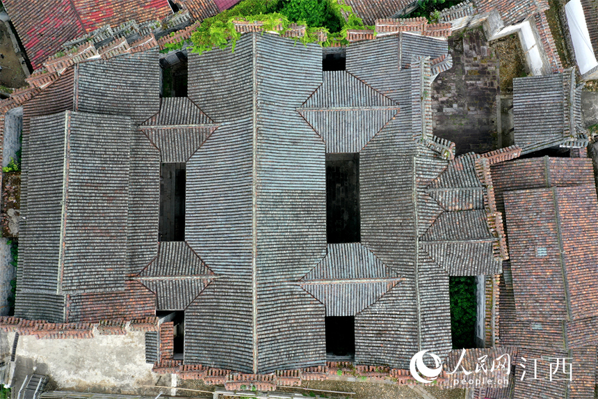 航拍镜头下棠阴镇连片的古建筑蔚为壮观。人民网 时雨摄