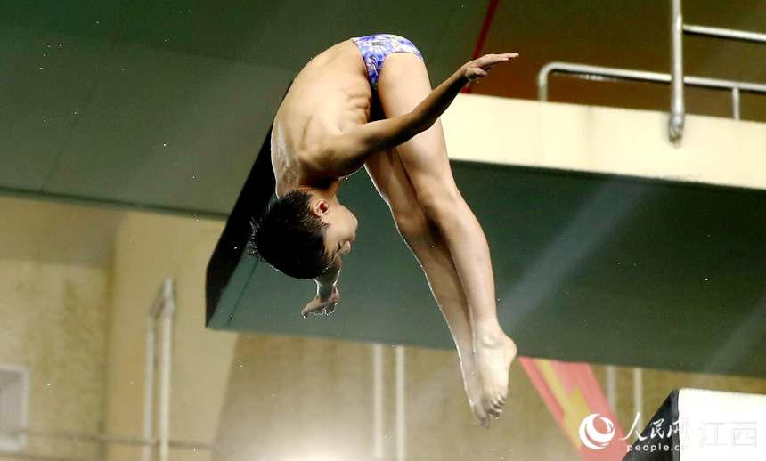 江西省青少年跳水锦标赛在南昌举行，图为运动员们在比赛中。 人民网 时雨摄