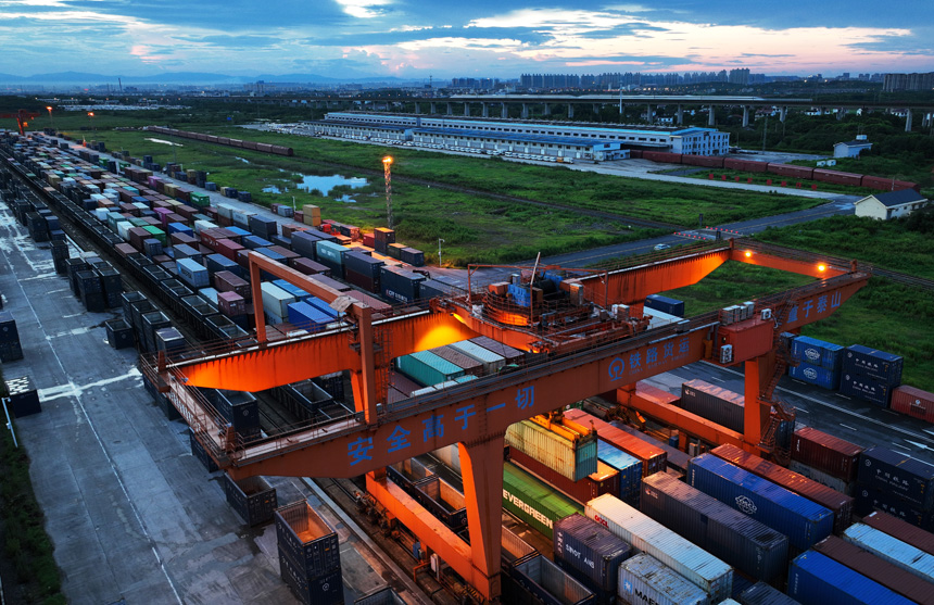 夜幕降临，南昌国际陆港内，龙门吊正在忙碌地进行集装箱装卸作业。胡国林 摄