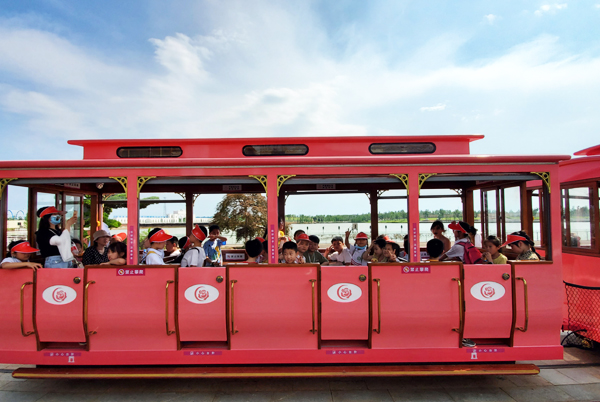 游客乘坐小火车，小镇风景尽收眼底。
