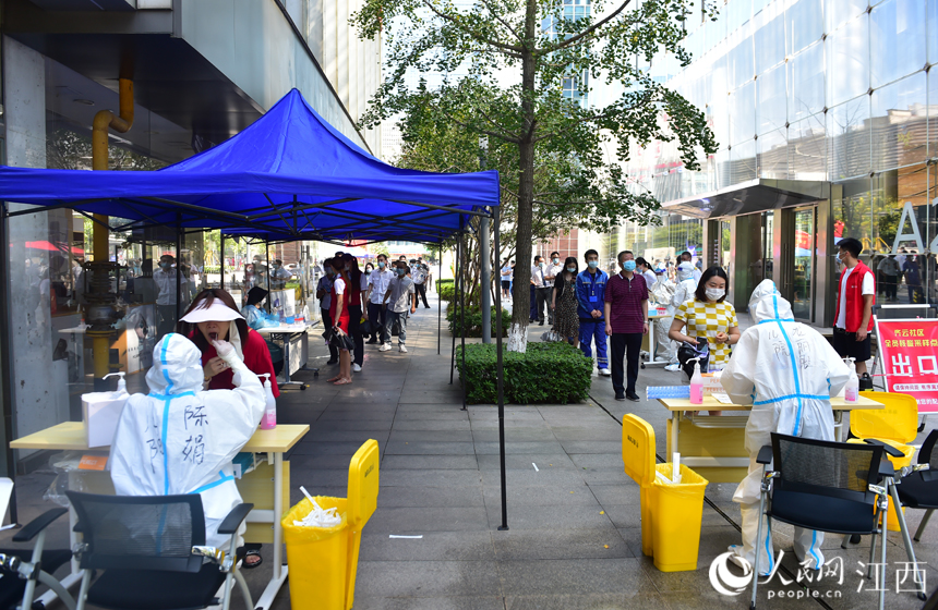 10日，南昌开展较大范围区域核酸检测。 人民网 时雨摄