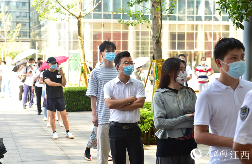 采样点，市民有序排队等待采样。 人民网 时雨摄