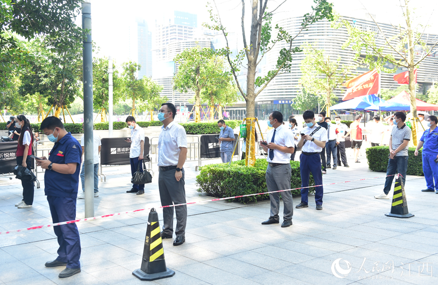 采样点，市民有序排队等待采样。 人民网 时雨摄