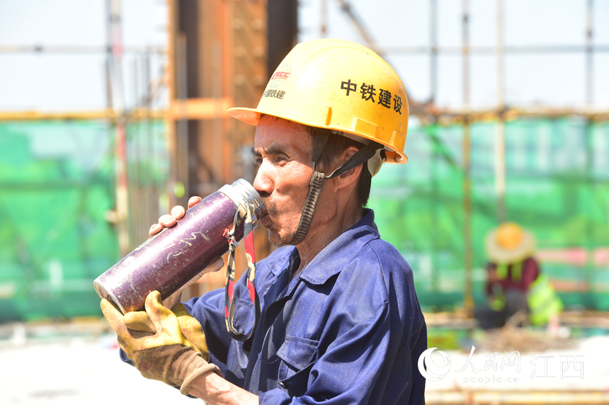 大号水杯成为建筑工人的标配。 人民网 时雨摄