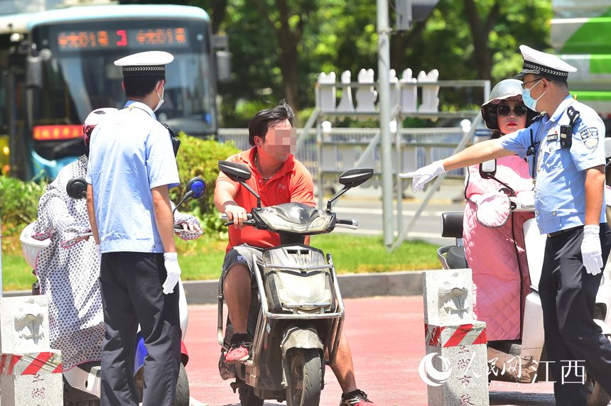 交警正在纠正一位市民的违法行为。 人民网 时雨摄