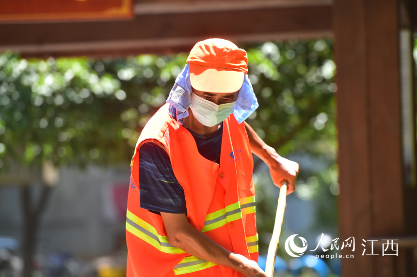 烈日下，环卫工人正在打扫卫生。 人民网 时雨摄