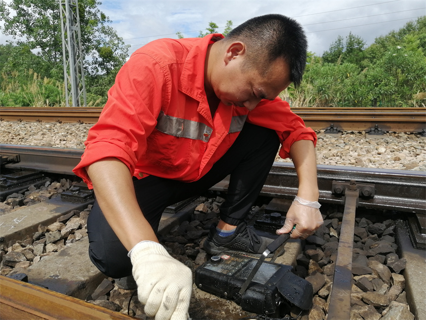 烈日下，铁路工人正在给钢轨做探伤检测。 肖平摄