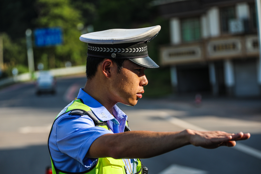 不惧高温，坚守岗位。