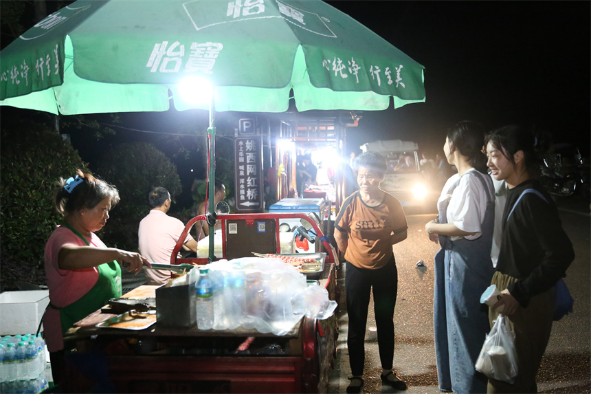 “夜间集市”摊位人气高。