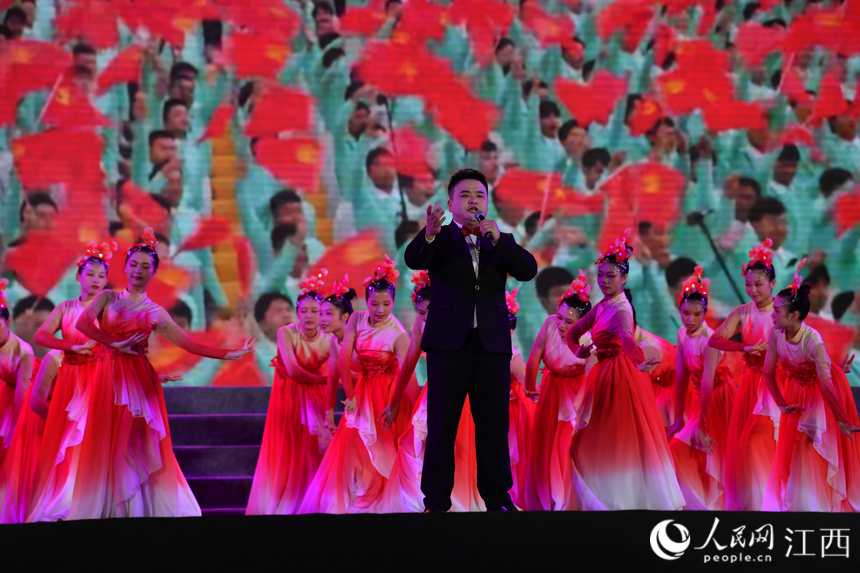 开幕式晚会上举行了精彩的演出，人们在载歌载舞中迎接旅游文化节的到来。人民网 时雨摄